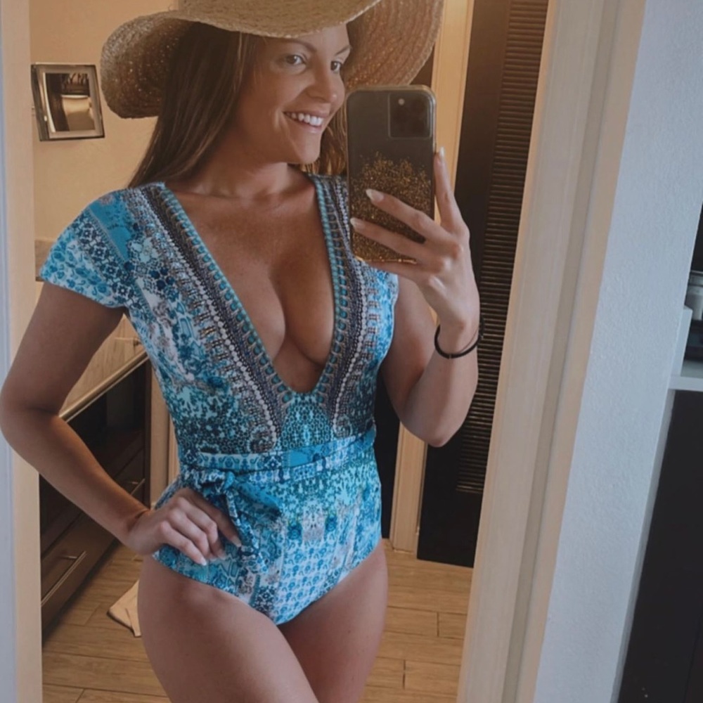 La moda One Piece and Coverup set